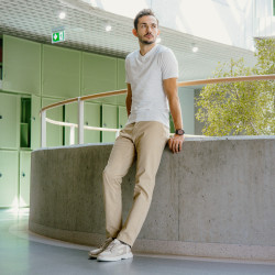 Herrsneakers 966 beige kombinerad lifestyle